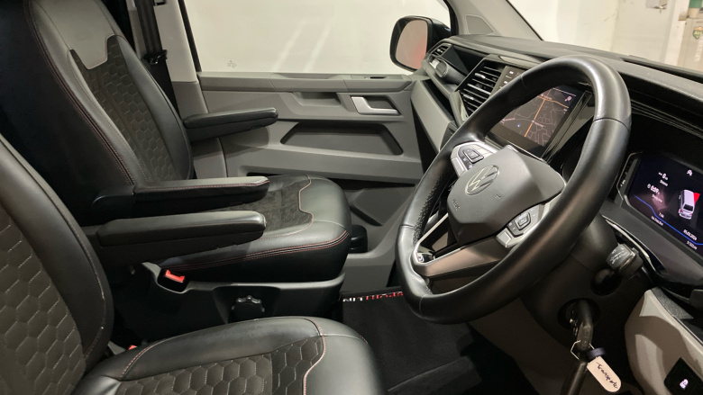 Volkswagen Transporter T32 Swb Diesel Special Edition 2.0 BiTDI 204 Sportline Black Ed Kombi Van DSG